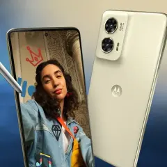 Zrzut ekranu motorola z rysującym stylusem i kobietą robiącą selfie. Telefon ma dwa aparaty 50 MP.
