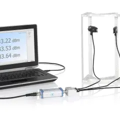 Testowanie anten z wykorzystaniem laptopa i analizatora sygnału, demonstrujące technikę beamforming.