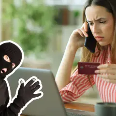 Kobieta z kartą kredytową i telefonem, obok niej złodziej w kominiarce. Uważaj na fałszywe sklepy internetowe – lista ostrzeżeń.