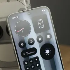 Telefon Nothing Phone (2s) plus z włączonym trybem "Nie przeszkadzać". Minimalistyczny interfejs z ikonami i zegarem.