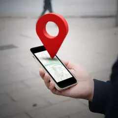 Chcesz wiedzieć, jak wysłać pinezkę? Na ekranie telefonu widzisz mapę i czerwoną pinezkę, która wskazuje lokalizację.