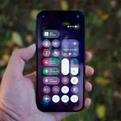 Jak zmienić nazwę hotspot iPhone? Na ekranie iPhone'a widać centrum sterowania z ikonami.