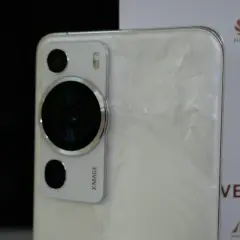 Biały Huawei P60 Pro z modułem aparatów Xmage. Idealny wybór dla miłośników fotografii mobilnej, szukających telefonów z dobrym aparatem.
