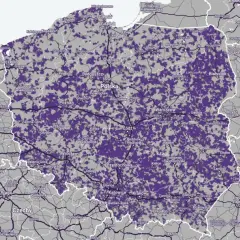 Mapa zasięgu sieci komórkowych w Polsce. Fioletowe obszary wskazują dobry zasięg.