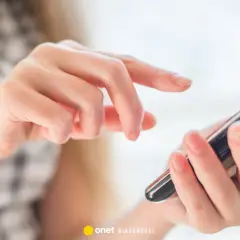 Dłoń z telefonem, palce przesuwają po ekranie. Czy to kierunkowy 33 jakie miasto?