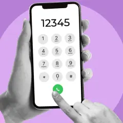 Dłoń trzyma smartfon z wpisanym numerem 12345. Palec wskazujący naciska zieloną słuchawkę.