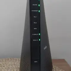 Router z diodami sygnalizującymi stan połączenia. Widoczna etykieta WPS, która ułatwia parowanie urządzeń.