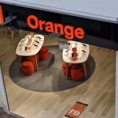 Sklep Orange z ekspozycją telefonów. Sprawdź, czy Twój pakiet komfortowy jest gotowy do odbioru.