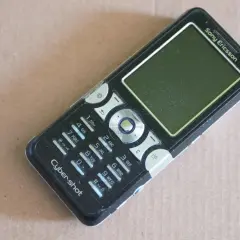 Stary telefon Sony Ericsson Cyber-shot, idealny do grania w stare gry na telefon.