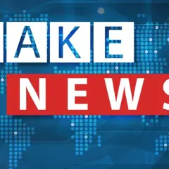 Napis "FAKE NEWS" na tle mapy świata z cyfrowym wzorem. Uważaj na dezinformację!