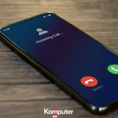 Telefon z ekranem blokady, na którym widnieje przychodzące połączenie. Można odebrać lub odrzucić. Może to być numer kierunkowy +45.