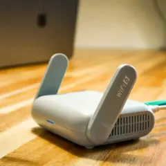 Nowy router Wi-Fi 6 gotowy do pracy. Dowiedz się, jak połączyć się z routerem i cieszyć się szybkim internetem.
