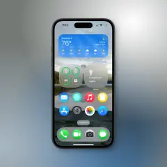 Nowe funkcje w iOS 19 na iPhonie: widżet pogody, sterowanie oświetleniem i ikony aplikacji.