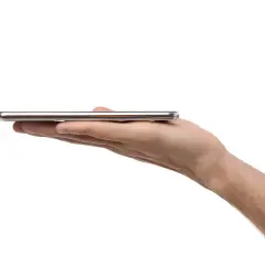 Dłoń trzyma cienki, srebrny smartfon. Może to być nowy model, np. kierunkowy 95 Polska.