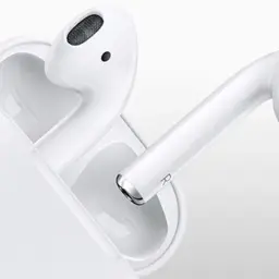 Białe słuchawki AirPods i ich etui. Zastanawiasz się, jak znaleźć zgubione AirPods? Ten obrazek pokazuje, jak wyglądają, gdy są w etui.