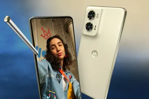 Zrzut ekranu motorola z rysującym stylusem i kobietą robiącą selfie. Telefon ma dwa aparaty 50 MP.
