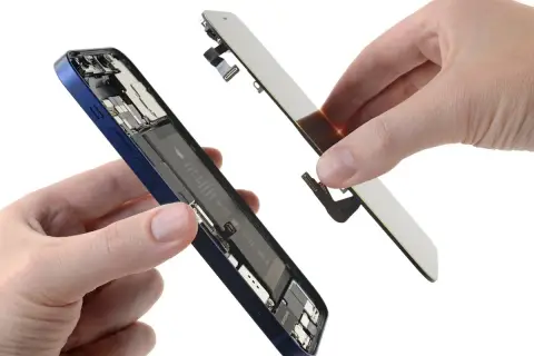 Rozbieranie iPhone 12 mini. Zastanawiasz się, ile kosztuje wymiana baterii w iPhone 12 mini? Oto jej wnętrze.