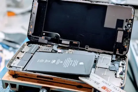 Wymiana baterii iPhone XS Max w trakcie serwisu. Widoczny rozłożony telefon z nową baterią Li-ion.