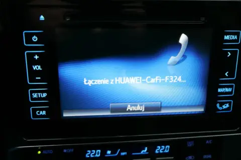 Łączenie z HUAWEI-CarFi-F324... na ekranie samochodu. Dostępny internet w samochodzie.