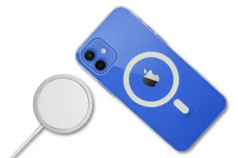 Niebieski iPhone 12 z ładowaniem indukcyjnym MagSafe i ładowarką.