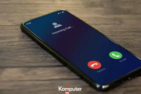 Telefon z ekranem blokady, na którym widnieje przychodzące połączenie. Można odebrać lub odrzucić. Może to być numer kierunkowy +45.