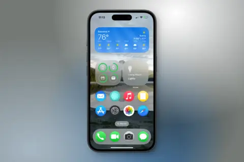 Nowe funkcje w iOS 19 na iPhonie: widżet pogody, sterowanie oświetleniem i ikony aplikacji.