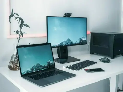 Jak przełączyć ekran z laptopa na monitor - łatwe kroki i porady