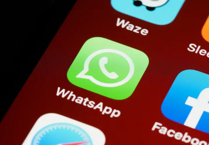 Ikona WhatsApp na ekranie telefonu. Obok ikony Waze i Facebook. Czekam na dziwne wiadomości na WhatsApp.