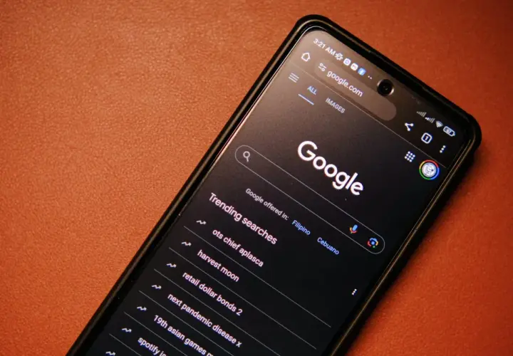 Telefon z ciemnym motywem Google, wyświetlający wyszukiwane hasła, w tym "next pandemic disease x". Ustawienia safesearch są aktywne.