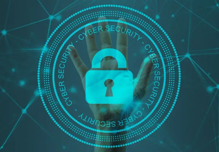 Dłoń z symbolem kłódki i napisem "CYBER SECURITY" w okręgu. To symbol ochrony danych i bezpieczeństwa w sieci, kluczowy dla każdego systemu EDR.