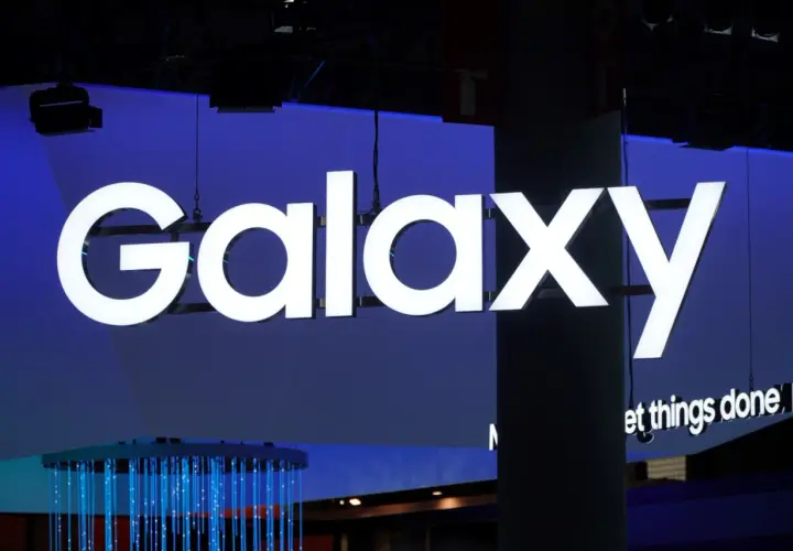 Jasne, oto tekst alternatywny:

Duży, biały napis "Galaxy" na niebieskim tle. Pod nim mniejszy napis "et things done". W tle widać elementy wystroju, w tym niebieskie światła. To wszystko nawiązuje do technologii i innowacji, które chroni **Knox**.