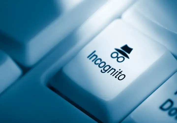 Klawisz z ikoną szpiega i napisem "Incognito" symbolizuje tryb incognito, zapewniający prywatność w sieci.