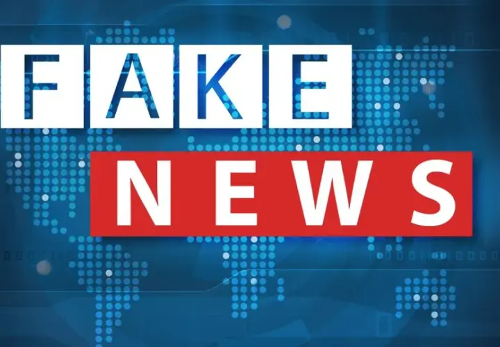 Napis "FAKE NEWS" na tle mapy świata z cyfrowym wzorem. Uważaj na dezinformację!