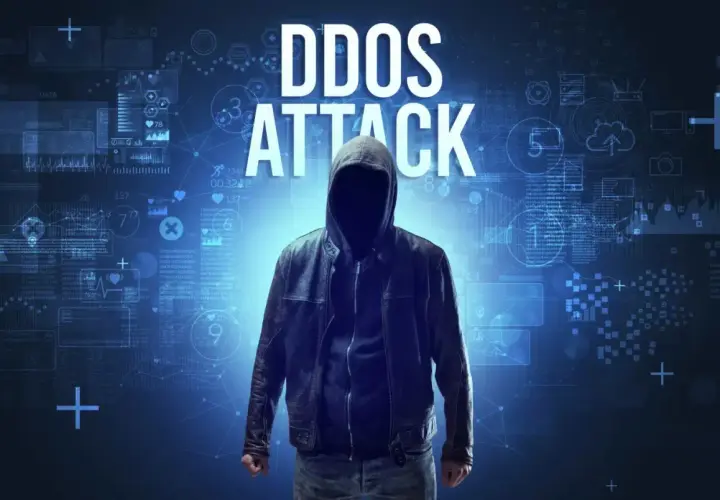 Bomba z napisem "DDoS Attack" na tle cyfrowego obwodu. To symbol zagrożenia w cyberprzestrzeni, pokazujący, ddos co to jest.