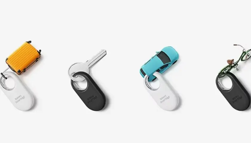 Biały i czarny smarttag przyczepione do miniaturowej walizki, kluczy, samochodu i roweru.
