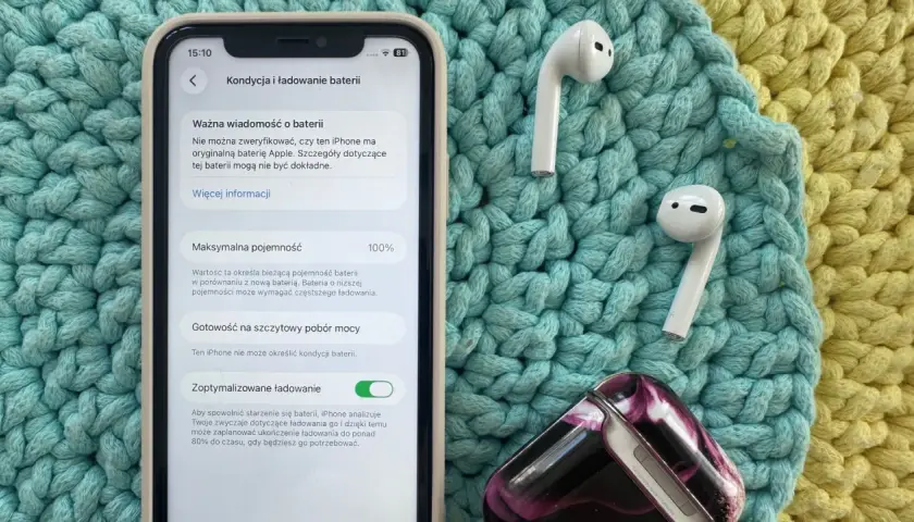 Jak sprawdzić kondycję baterii iPhone'a? Na ekranie widać ustawienia baterii, maksymalną pojemność 100% i opcję zoptymalizowanego ładowania.