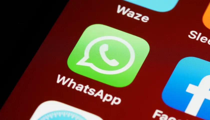 Ikona WhatsApp na ekranie telefonu. Obok ikony Waze i Facebook. Czekam na dziwne wiadomości na WhatsApp.