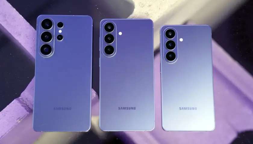Trzy fioletowe telefony Samsung, prawdopodobnie modele z serii S26, ustawione obok siebie. Widoczne moduły aparatów i logo Samsung.