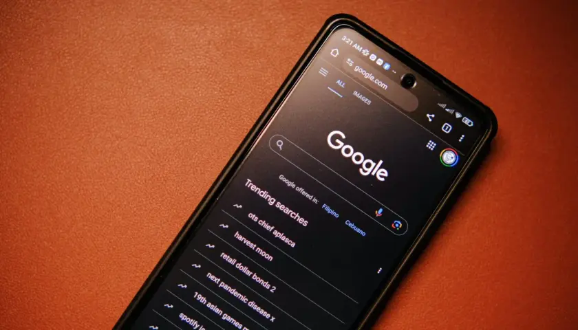 Telefon z ciemnym motywem Google, wyświetlający wyszukiwane hasła, w tym "next pandemic disease x". Ustawienia safesearch są aktywne.