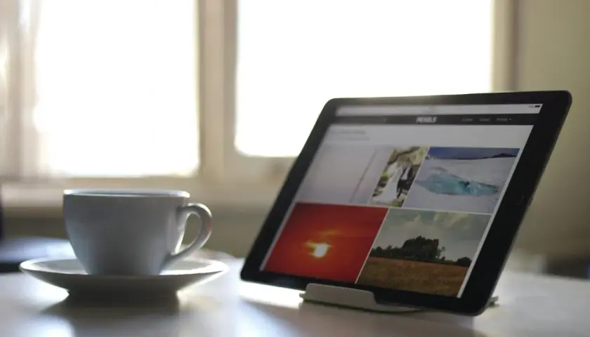 Poranna kawa i tablet z rankingiem tabletów do 1500 zł. Idealny zestaw do planowania zakupów.