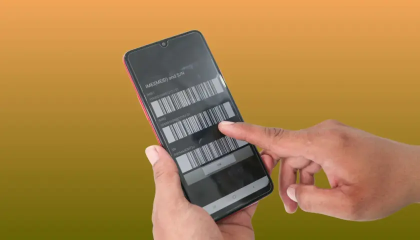 Dłoń pokazuje ekran telefonu z numerami IMEI. Dowiedz się, jak sprawdzić IMEI swojego urządzenia.