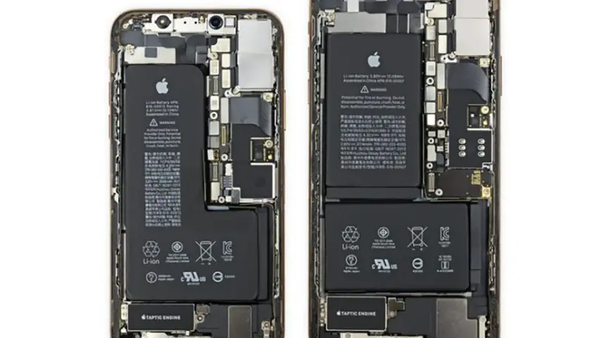 Wnętrze iPhone 11 z widoczną baterią. Dwie części baterii, kluczowe dla pojemności, są wyraźnie zaznaczone.