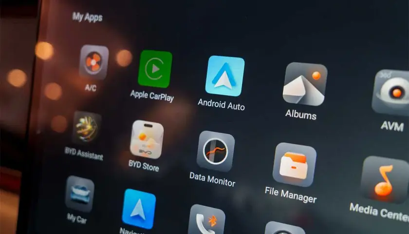Ekran z aplikacjami: A/C, Apple CarPlay, Android Auto, Albums, AVM, BYD Assistant, BYD Store, Data Monitor, File Manager, Media Center, My Car, Navigation. Co to za telefon?