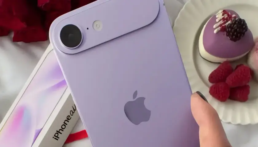 Fioletowy iPhone 17 kiedy? Obok pudełka z napisem "iPhone" i słodkości w kształcie serca.
