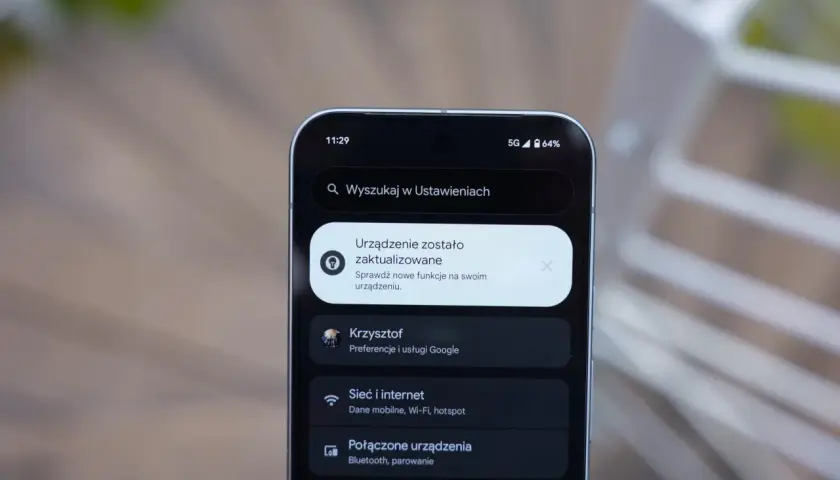 Ekran telefonu z powiadomieniem o aktualizacji systemu. Widoczne ikony sieci 5G i baterii, a także menu Ustawień z opcjami Sieć i internet, Połączone urządzenia i Aplikacje, typowe dla systemu android 16.