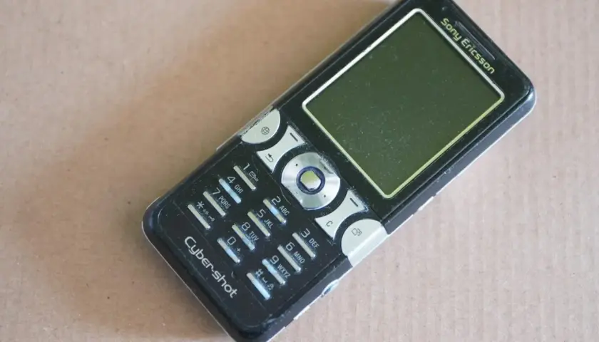 Stary telefon Sony Ericsson Cyber-shot, idealny do grania w stare gry na telefon.