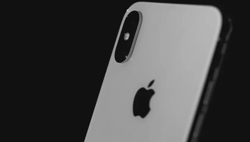 Tył iPhone'a XR, który miał premierę w 2018 roku, z widocznym logo Apple i modułem aparatu.