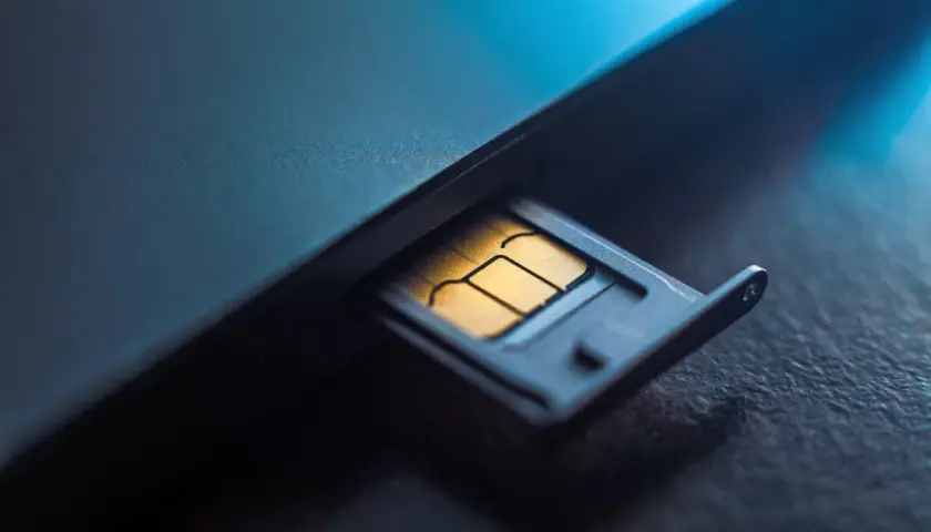 Wysunięta tacka SIM z widocznymi stykami. Brak sieci w telefonie? Może karta SIM wypadła.