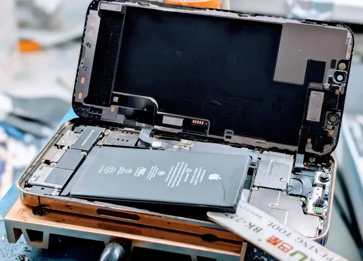 Wymiana baterii w iPhone XS Max - koszty, serwisy i pułapki