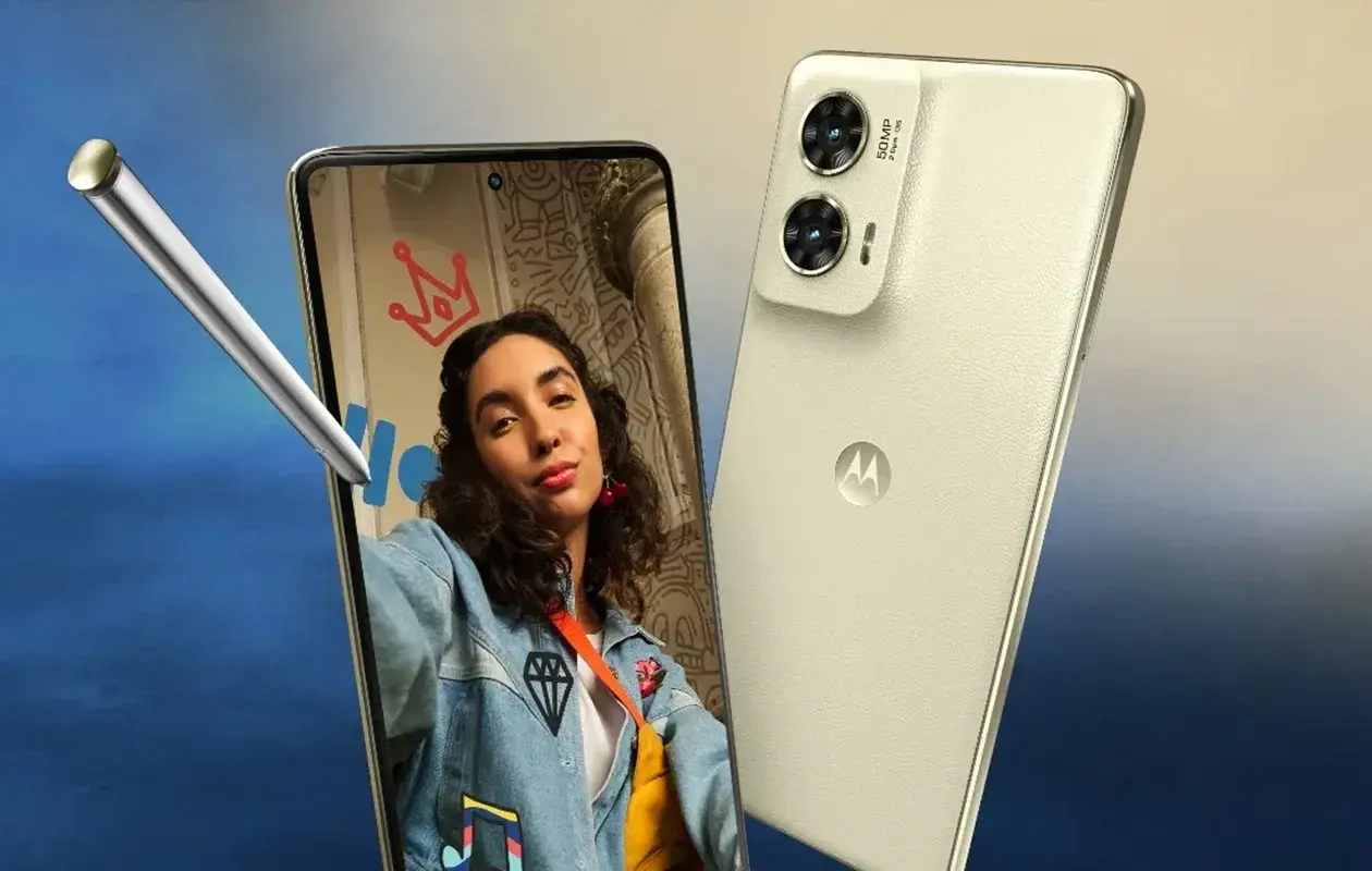 Zrzut ekranu motorola z rysującym stylusem i kobietą robiącą selfie. Telefon ma dwa aparaty 50 MP.